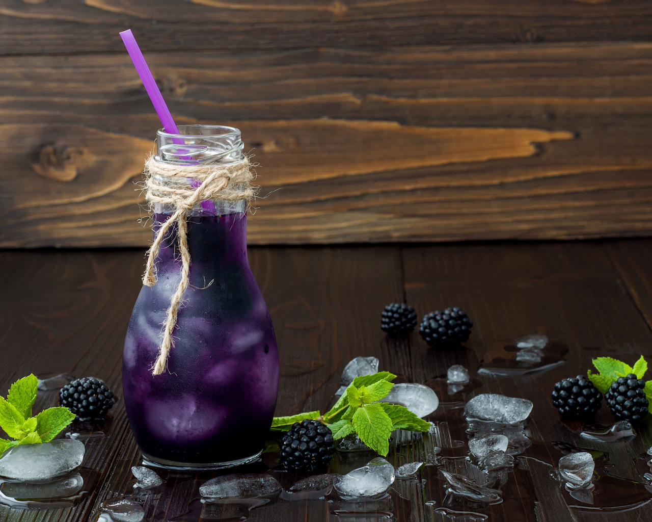 Напиток из ежевики с трубочкой и льдом