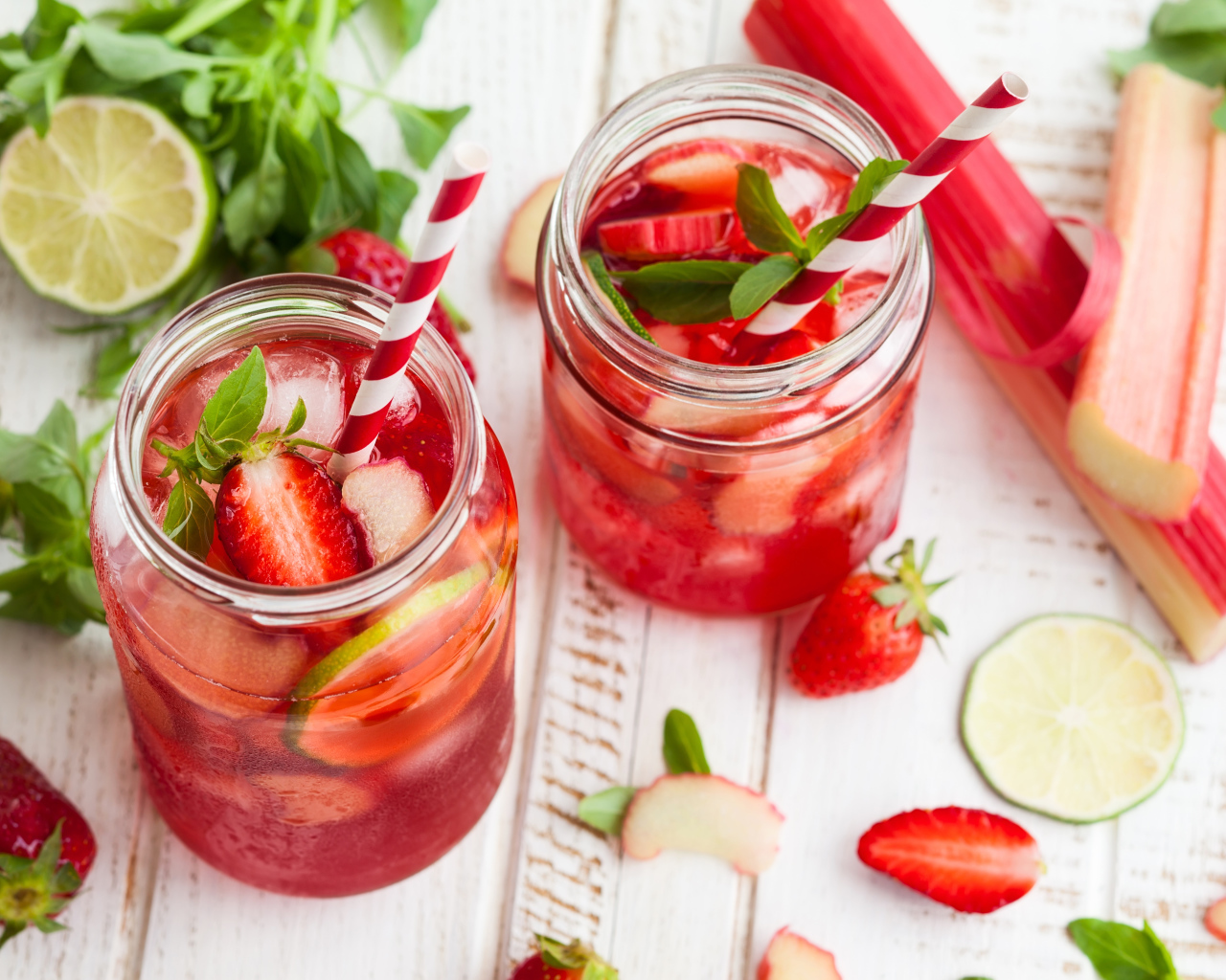 Напиток из ревеня, клубники и лайма