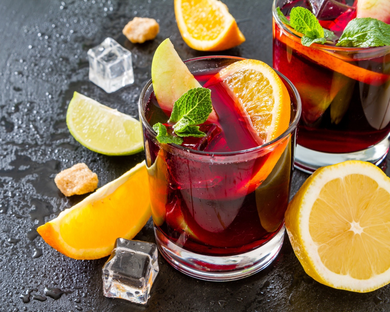 Напиток в стаканах с лимоном, мятой и кусочками льда