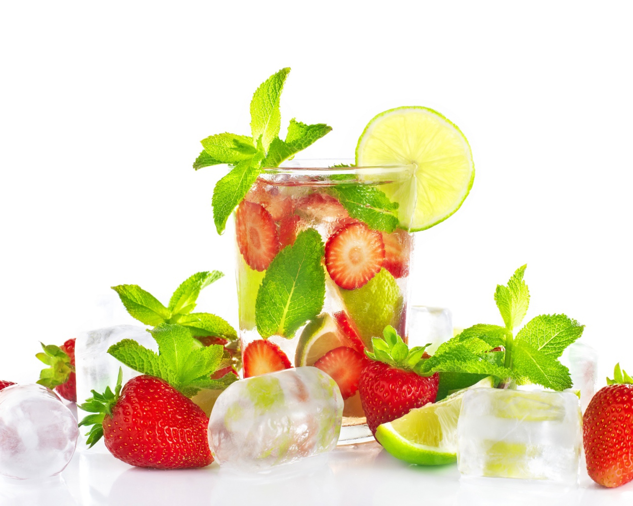 Напиток с клубникой, лаймом, мятой и кусочками льда на белом фоне