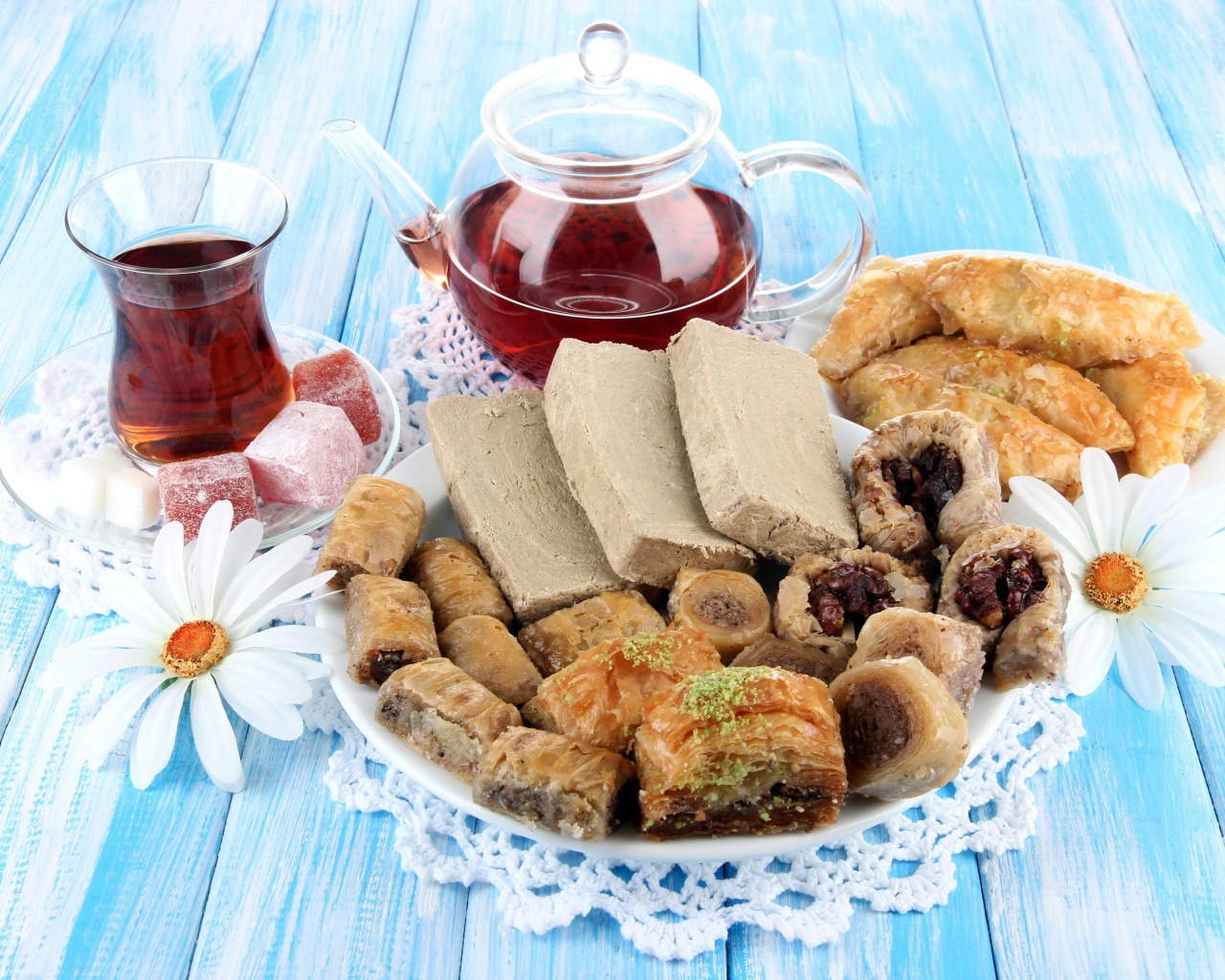 Ароматный чай на столе с восточными сладостями