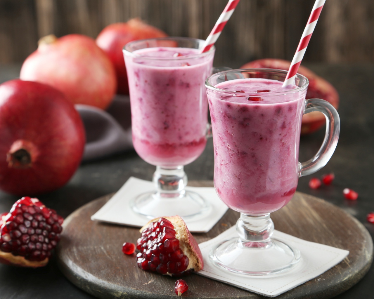Гранатовый смузи в стаканах на столе