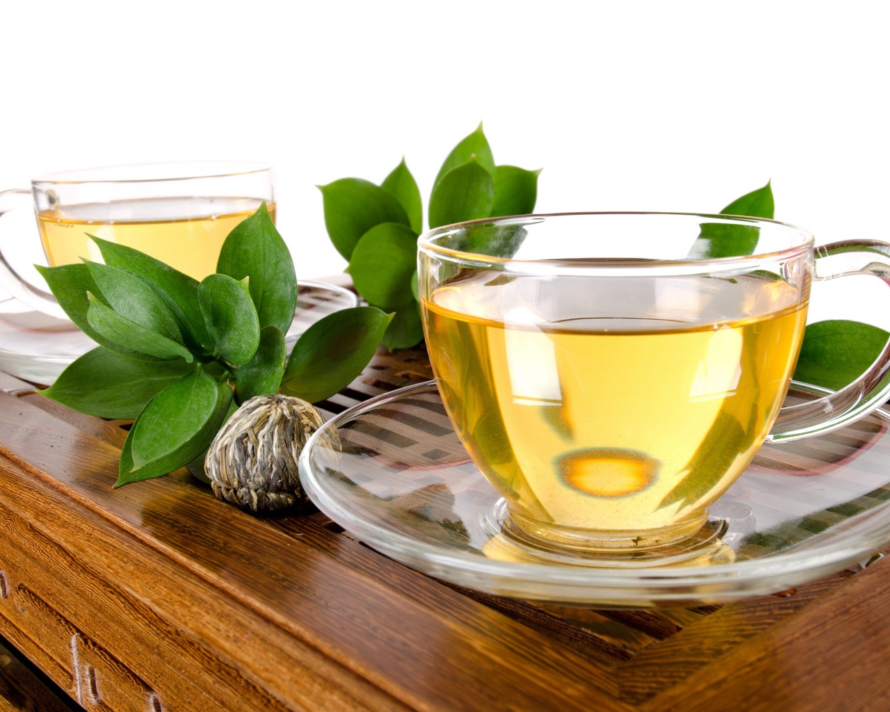 Стеклянные чашки на столе с зеленым чаем