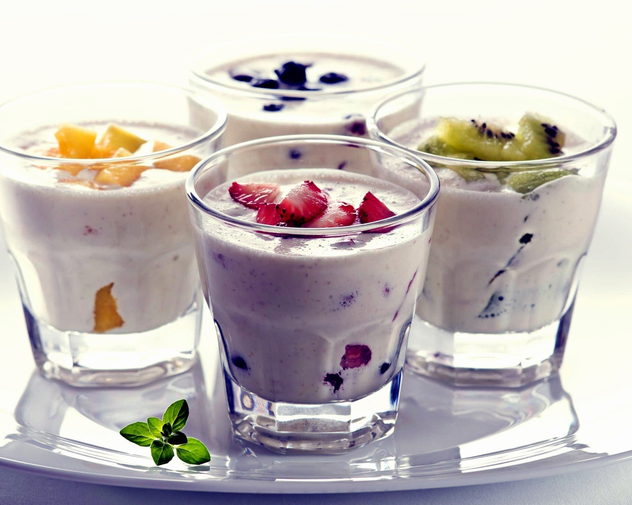 Стаканы с ягодным смузи на столе