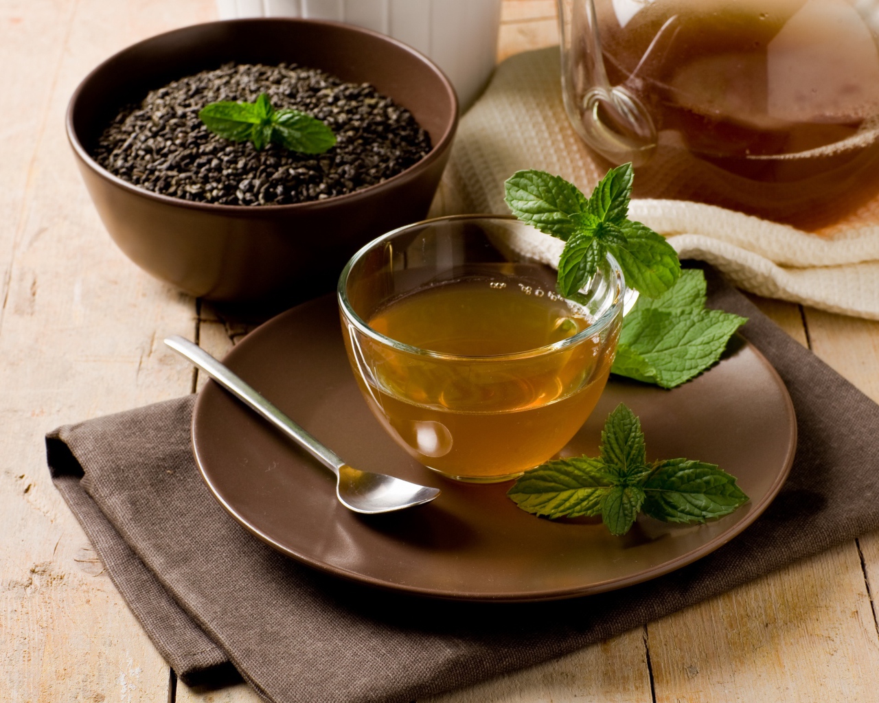 Зеленый чай с мятой на столе 