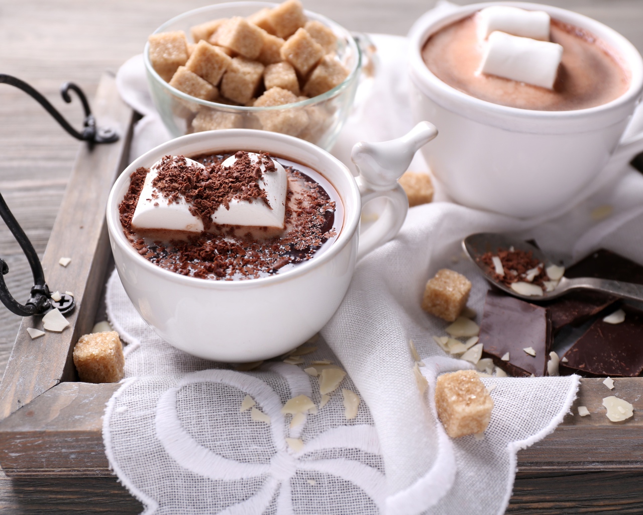 Горячий шоколад в чашках с кусочками маршмеллоу и сахаром