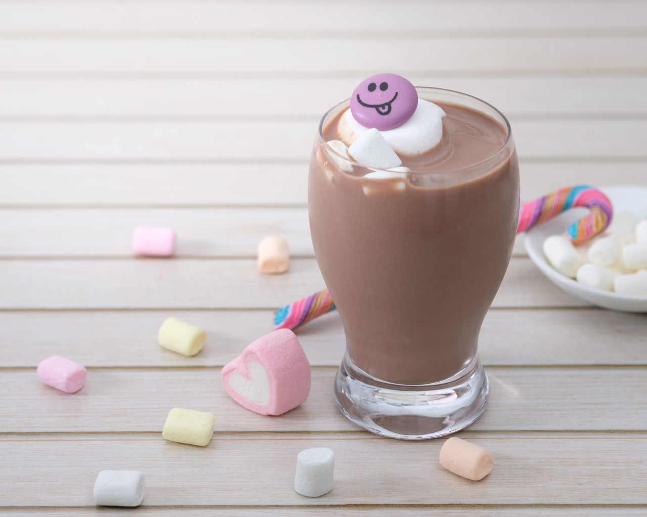 Горячий шоколад с маршмеллоу на столе