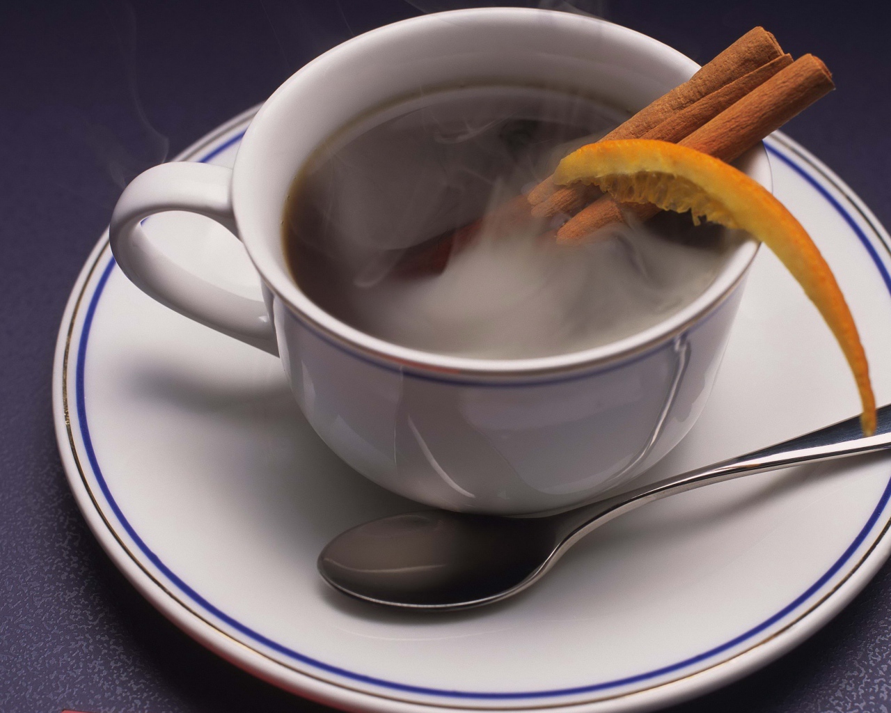 Горячий кофе в чашке с корицей 