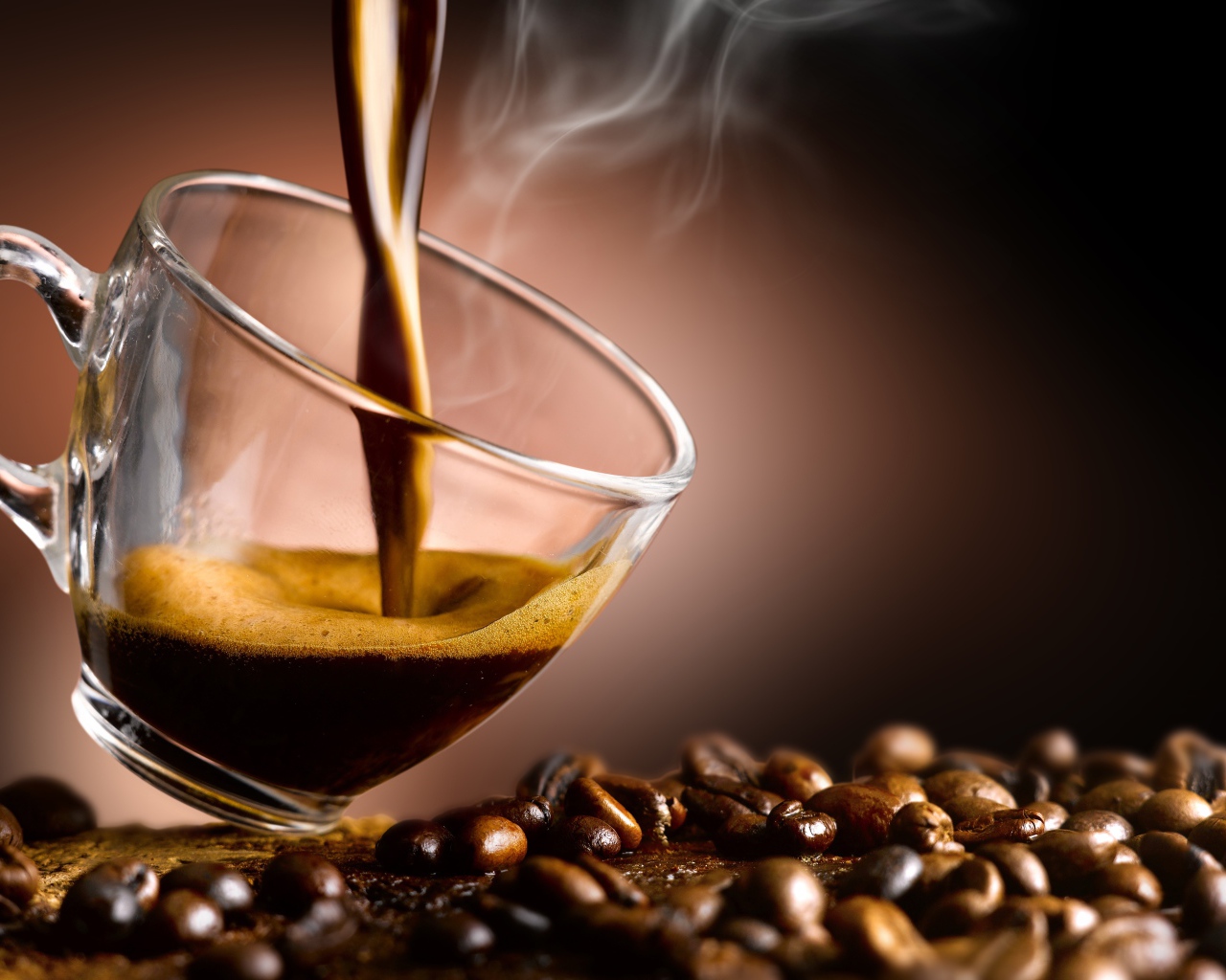 Горячий кофе наливают в стеклянную чашку