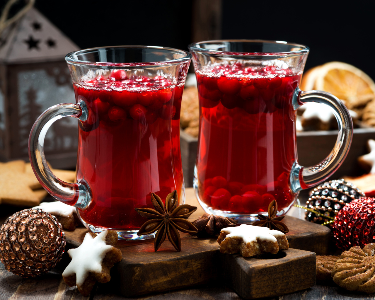 Горячий клюквенный напиток на столе с печеньем