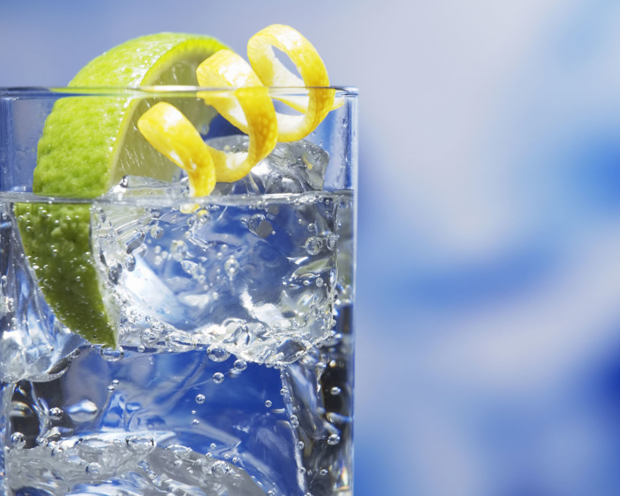 Лимонад в стакане со льдом и лаймом 