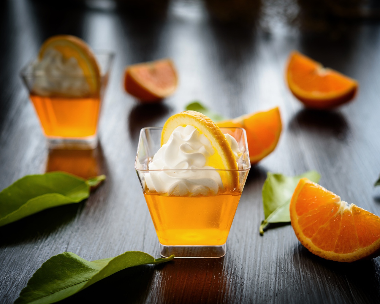 Апельсиновый коктейль со сливками на столе