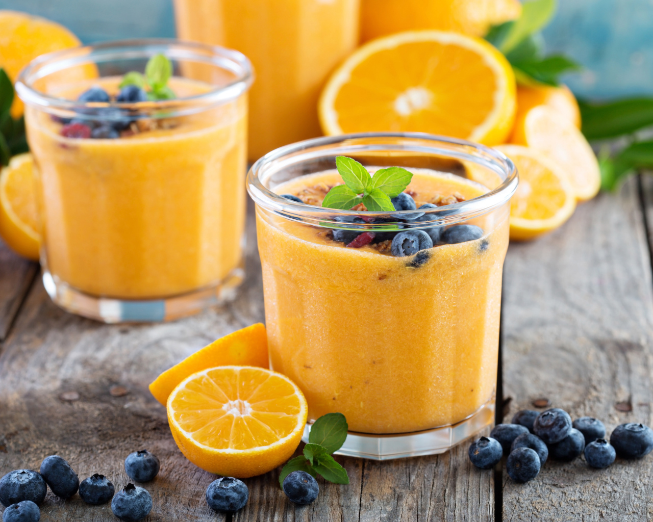 Апельсиновый сок в стакане с ягодами черники