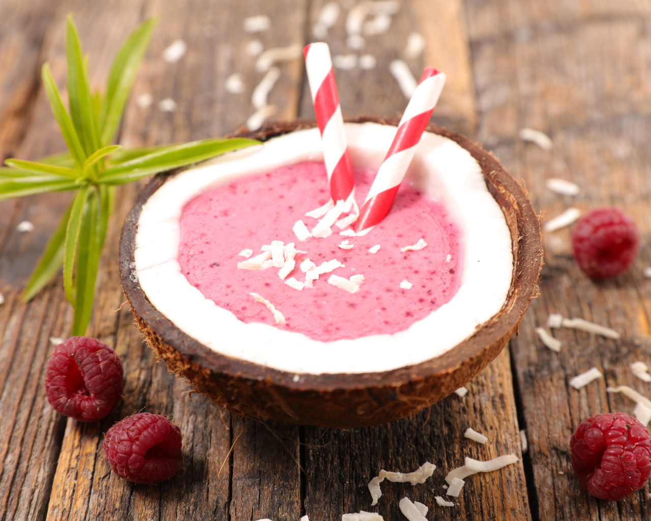 Малиновый коктейль в кокосовом орехе