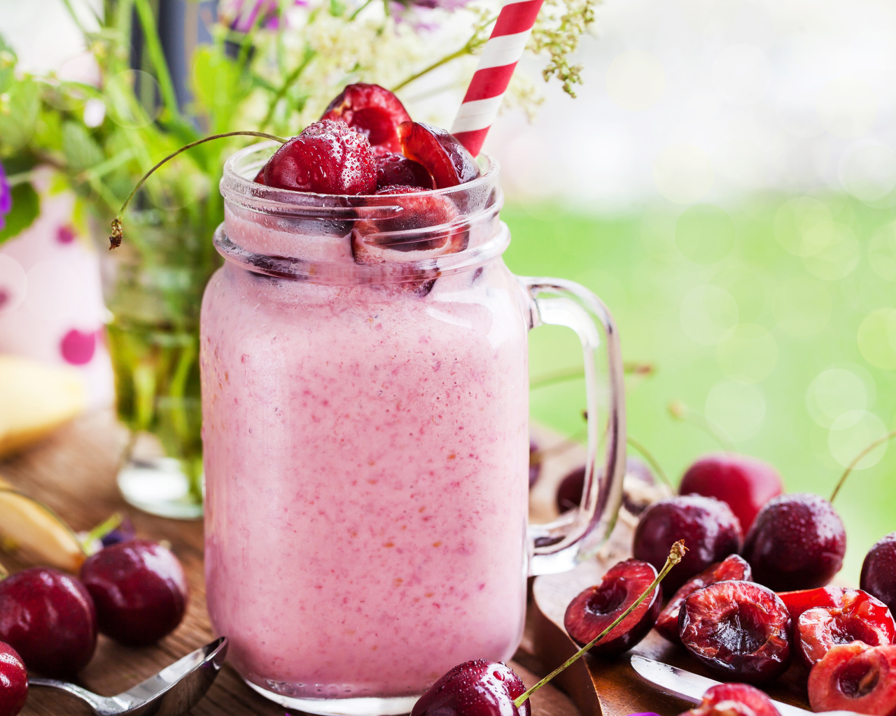 Смузи в бутылке с трубочкой и ягодами черешни 