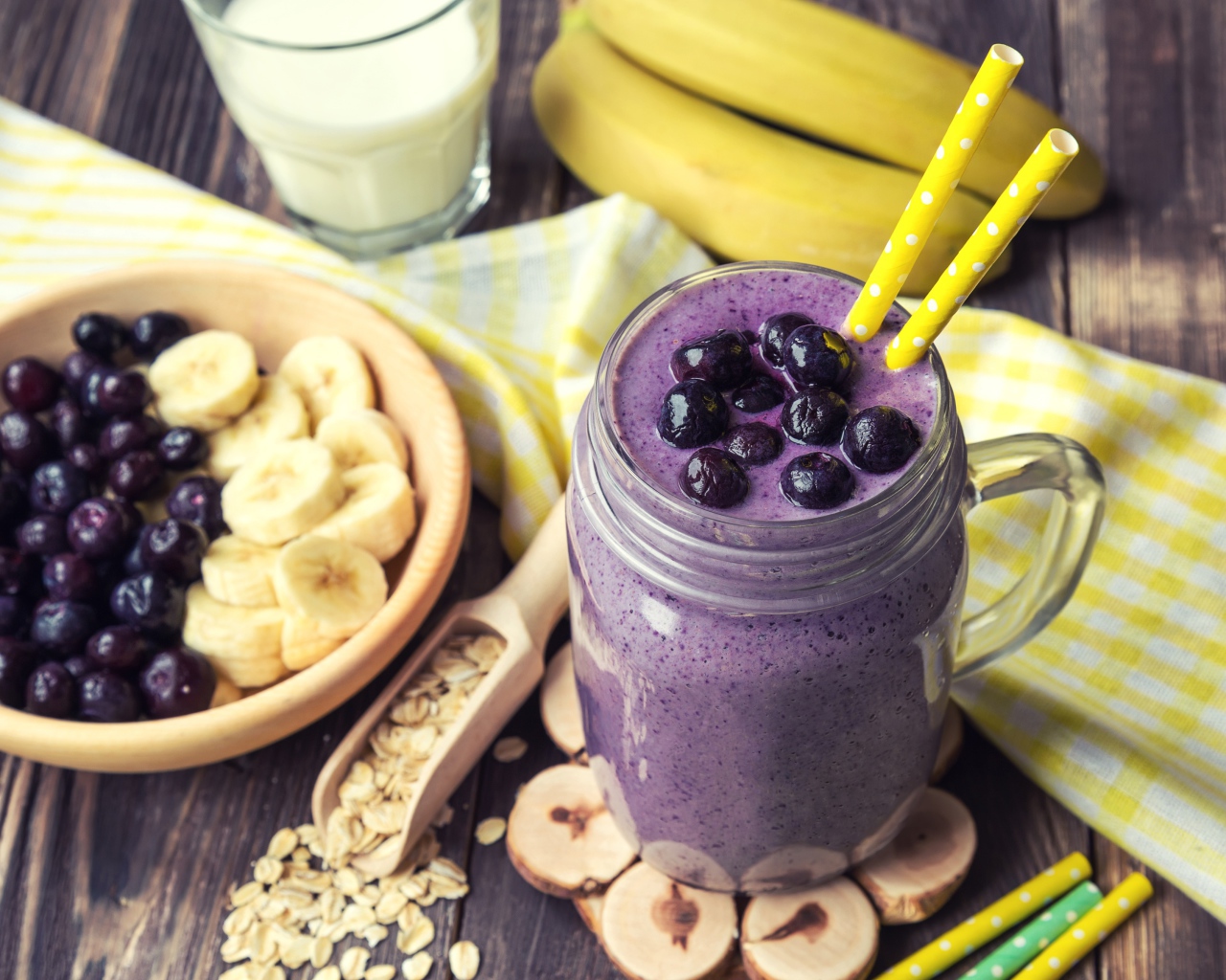 Смузи с черникой, бананом и овсяными хлопьями