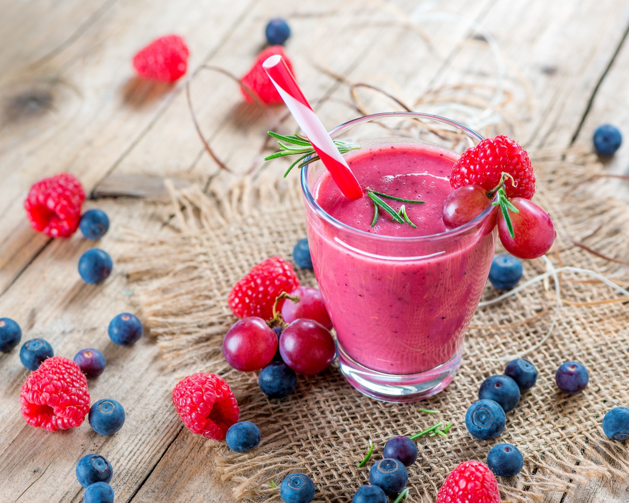 Смузи с черникой, малиной и виноградом 