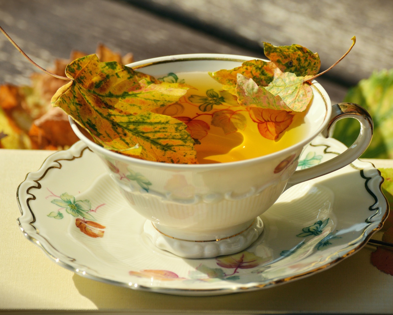 Чай в красивой чашке с осенней листвой