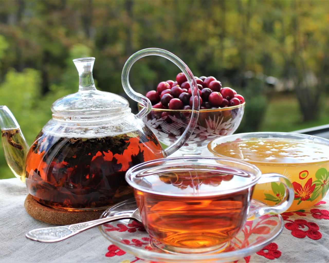 Чай на столе с медом и ягодами 