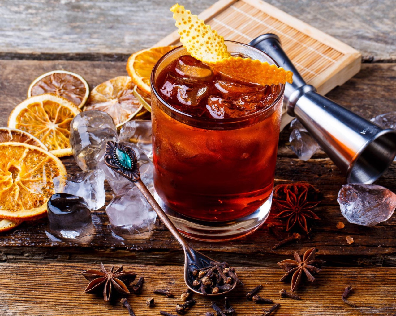 Чай со льдом и кусочками сушеного апельсина и бадьяном
