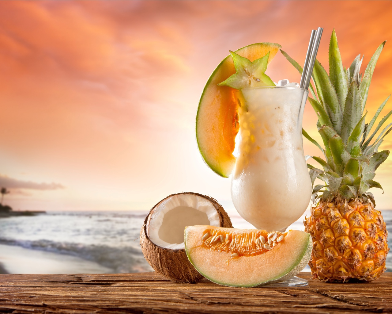 Тропический коктейль с дыней и ананасом