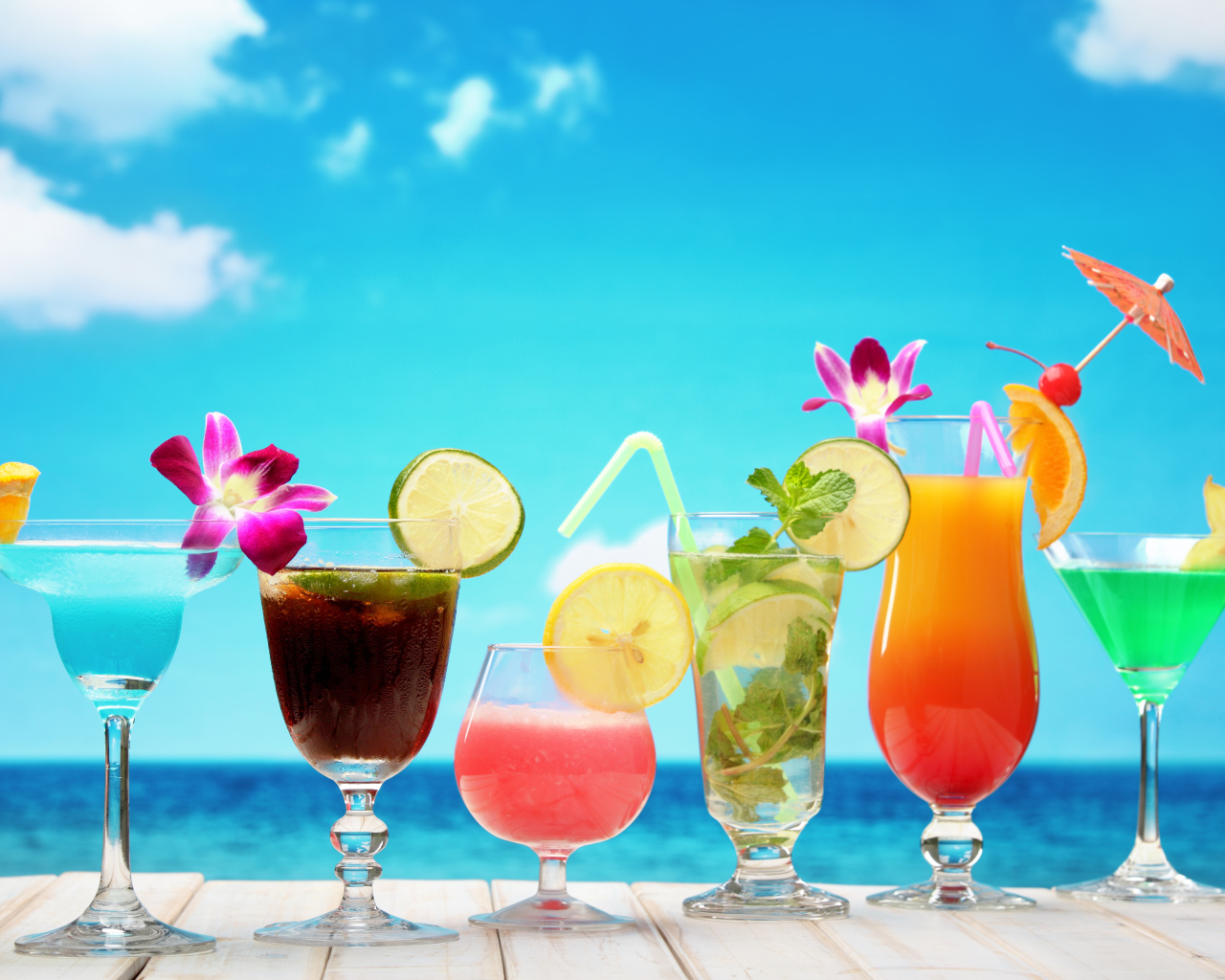 Тропические коктейли на фоне голубого неба