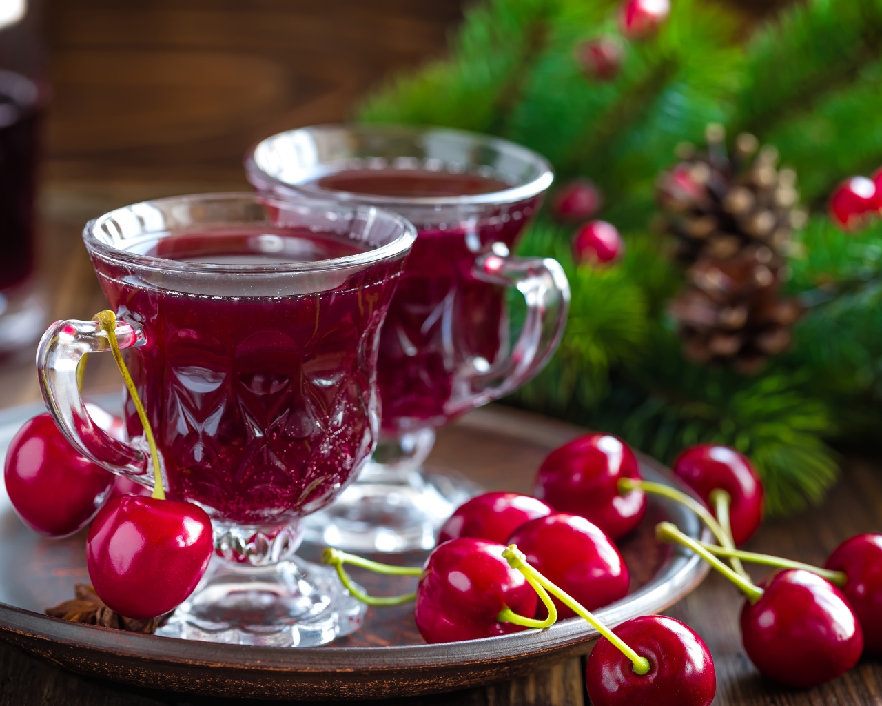 Две чашки вишневого сока со свежими вишнями на столе