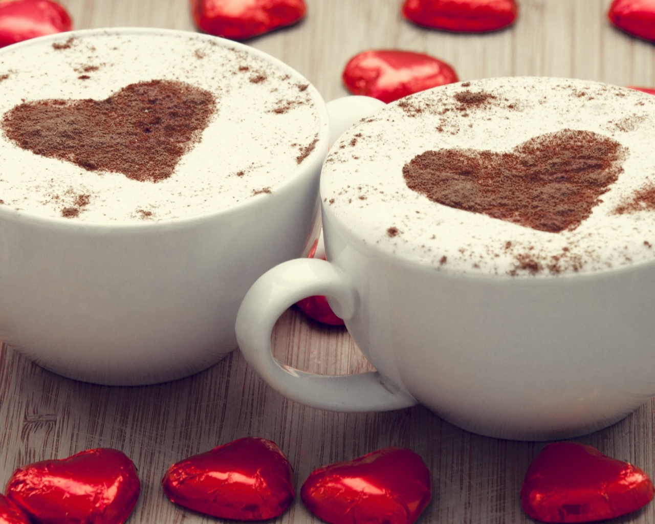 Две чашки кофе на столе с шоколадными конфетами в форме сердца