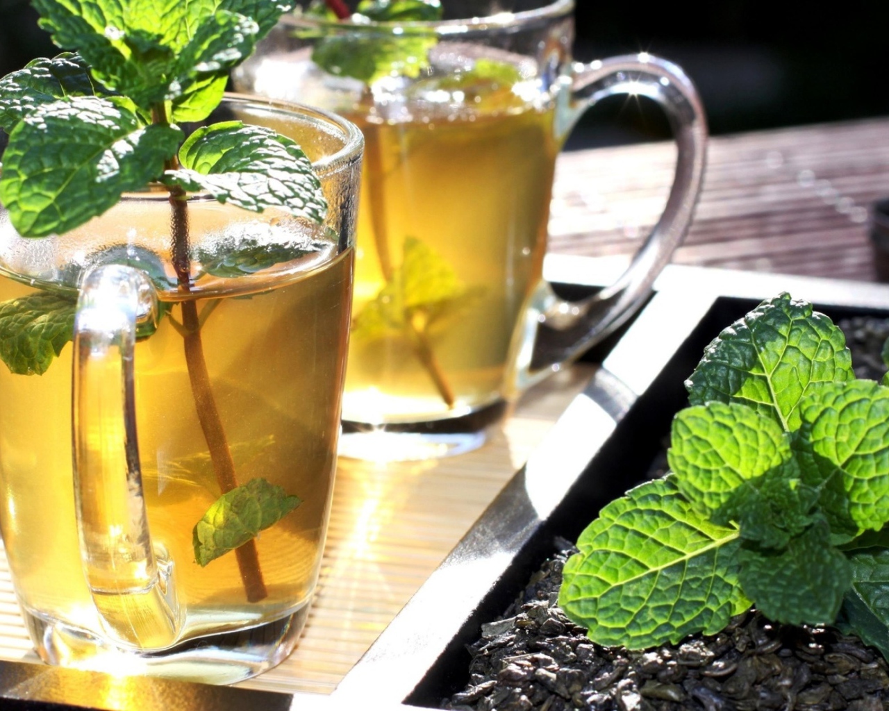 Две чашки освежающего чая с мятой