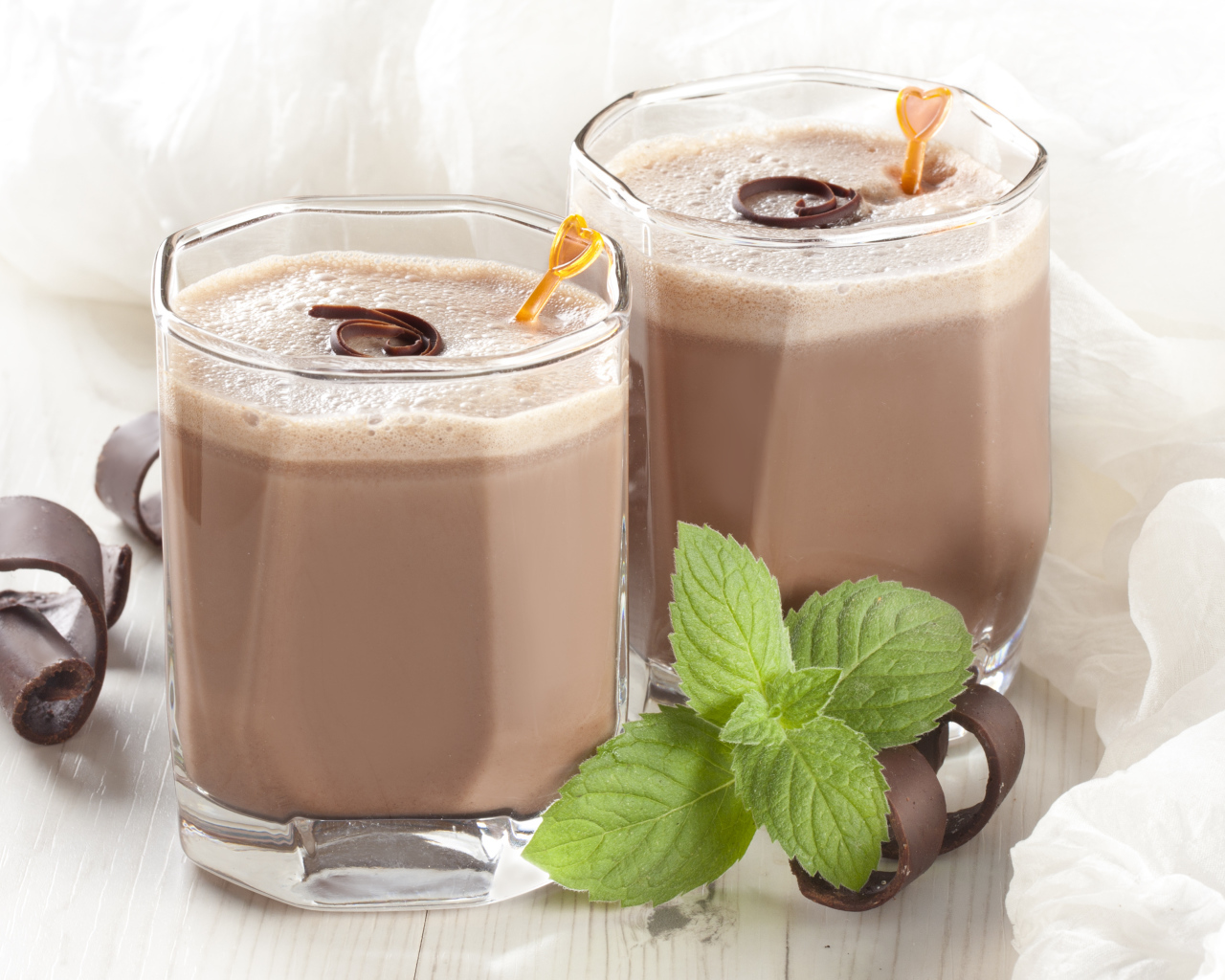 Два стакана с какао и шоколадом