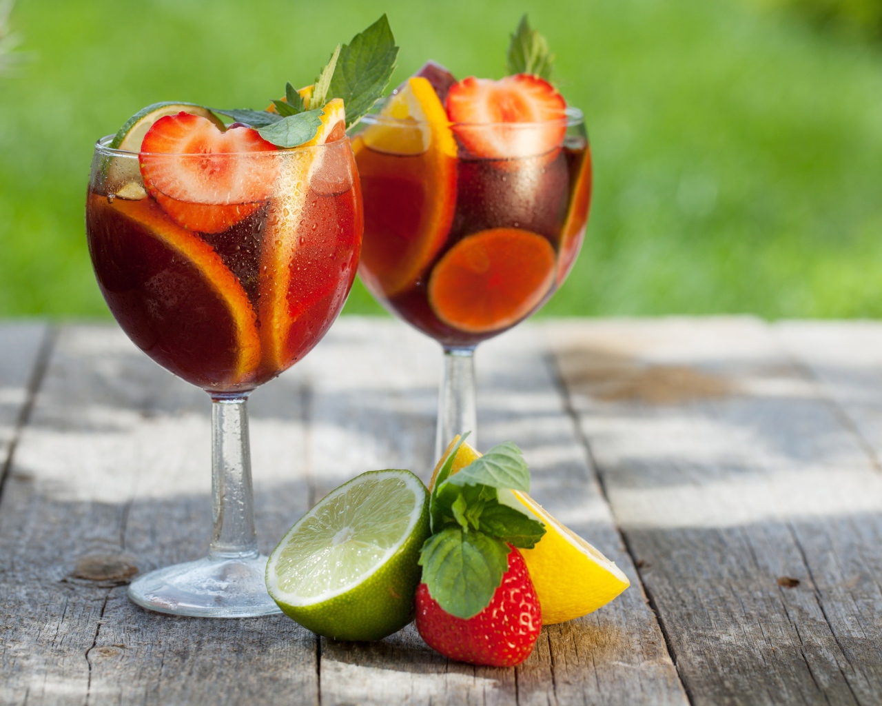 Два бокала фруктового коктейля на столе