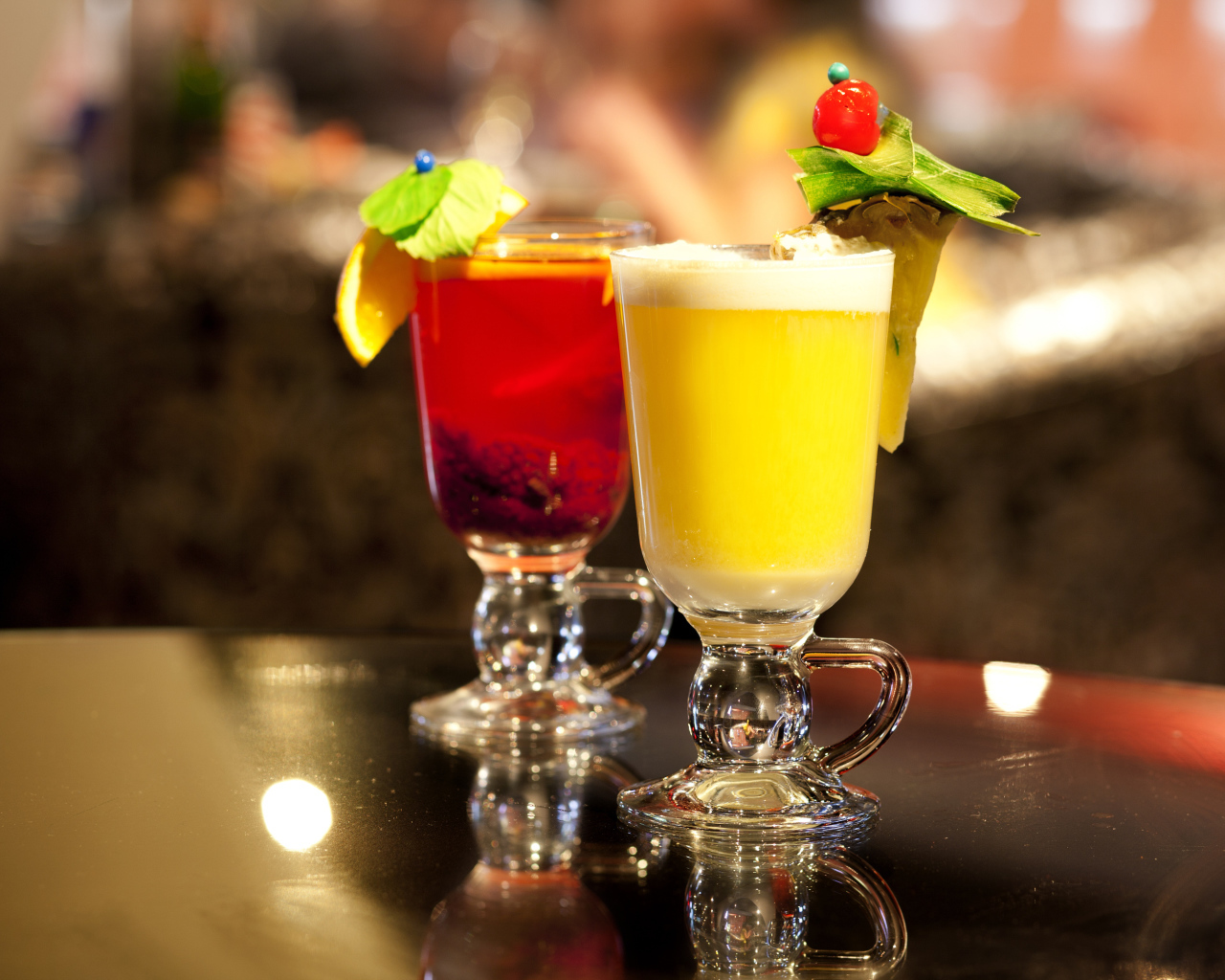 Два стакана с коктейлями на столе 