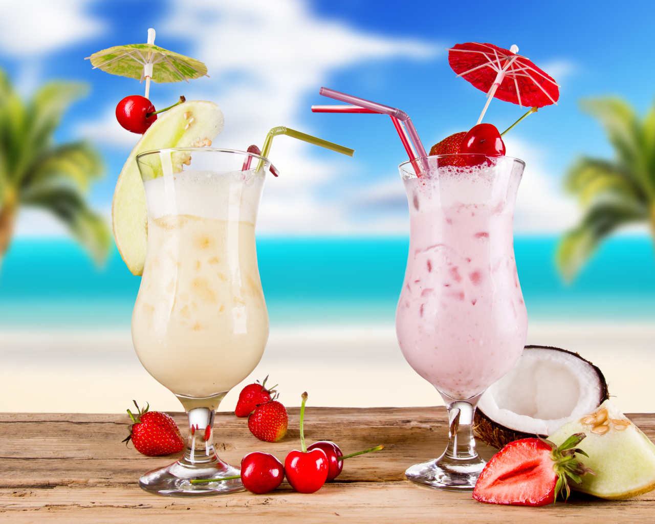 Два тропических коктейля на столе 