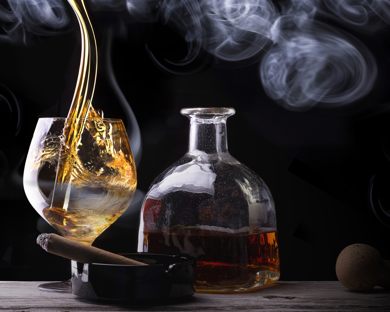 Виски в бокале на столе с бутылкой и сигарой 