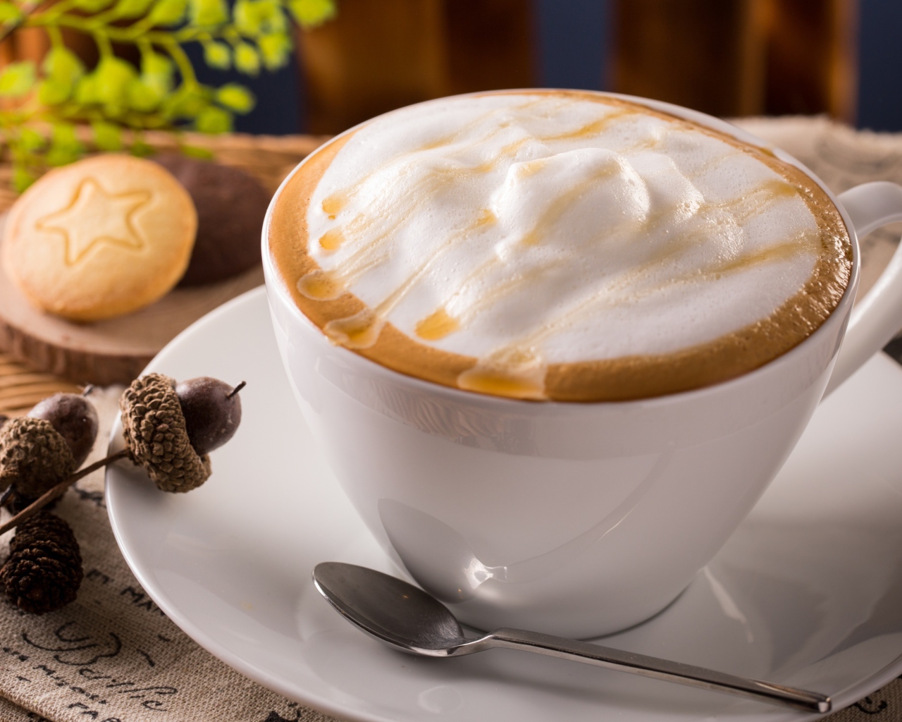 Белая чашка капучино с большой пеной