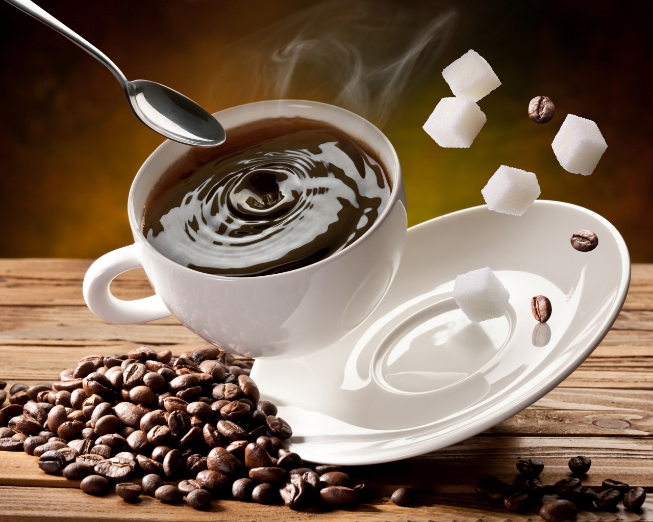 Белая чашка с кофе падает на стол с кофейными зернами