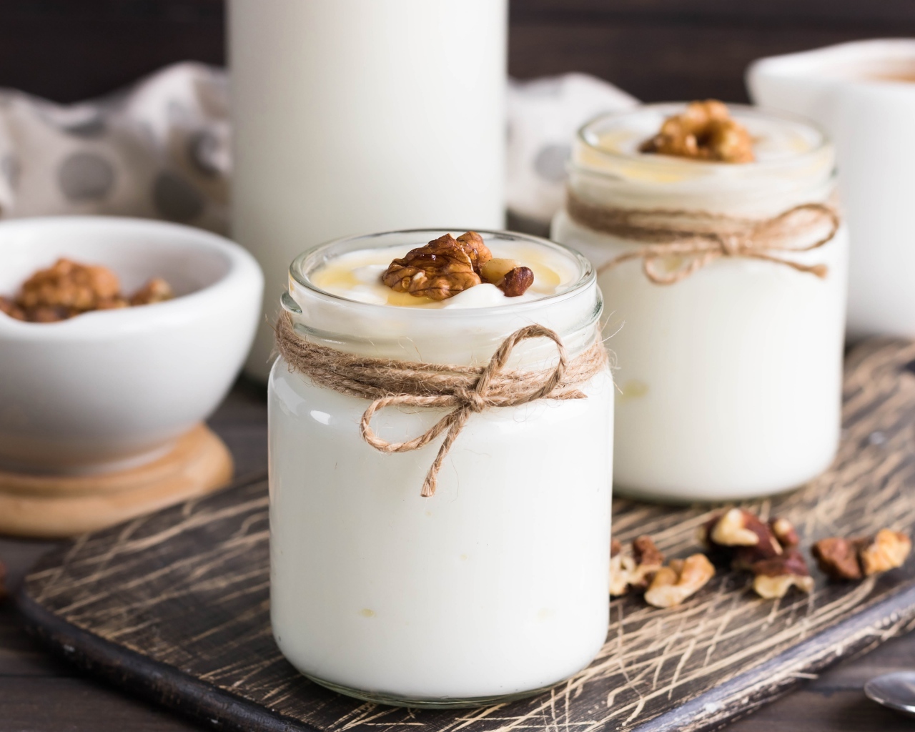 Йогурт с баночках с грецкими орехами