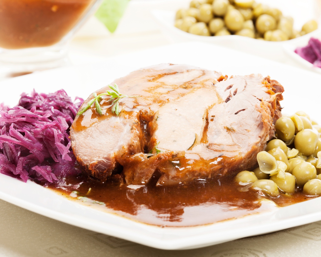 Кусок сочного мяса с горошком и тертой свеклой