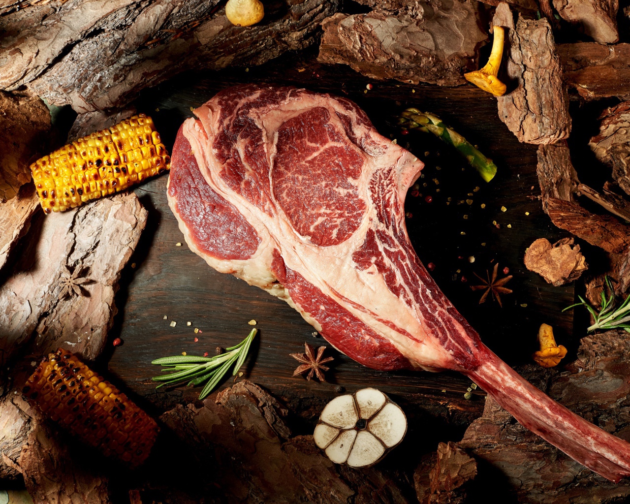 Кусок мяса на кости с кукурузой 