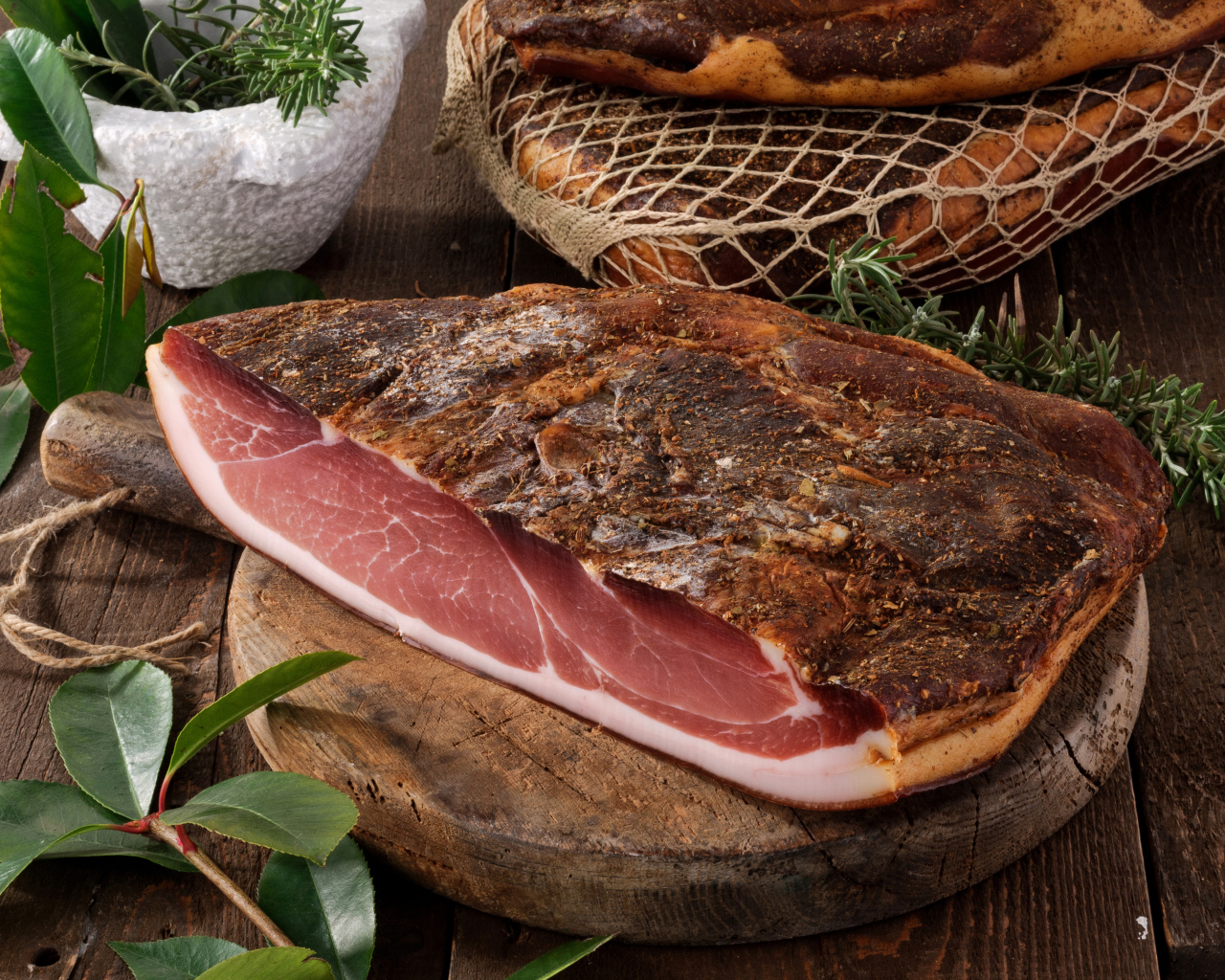 Кусок копченого мяса со специями на разделочной доске