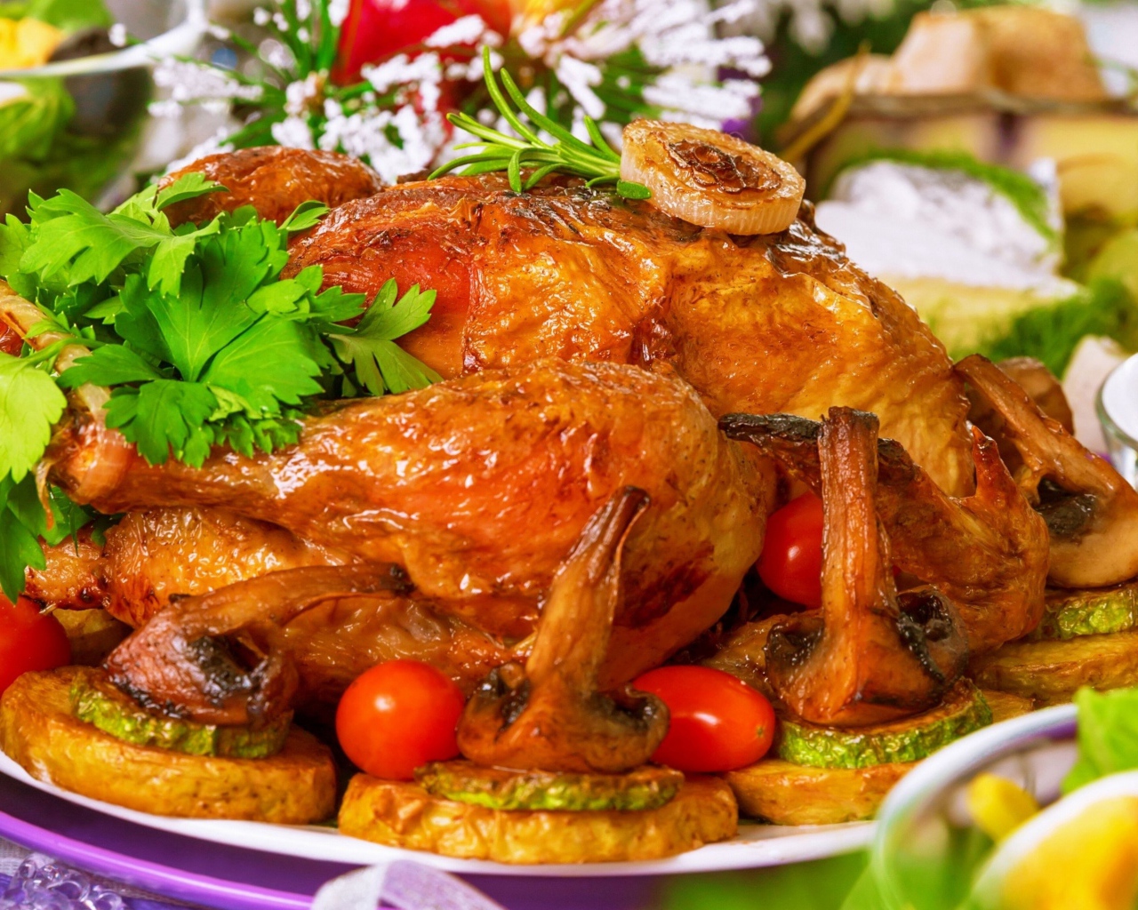 Аппетитная запеченная курица с грибами на праздничном столе