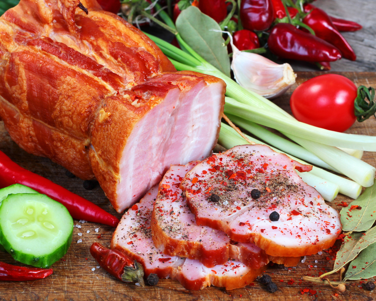 Аппетитная ветчина со специями и свежими овощами на столе