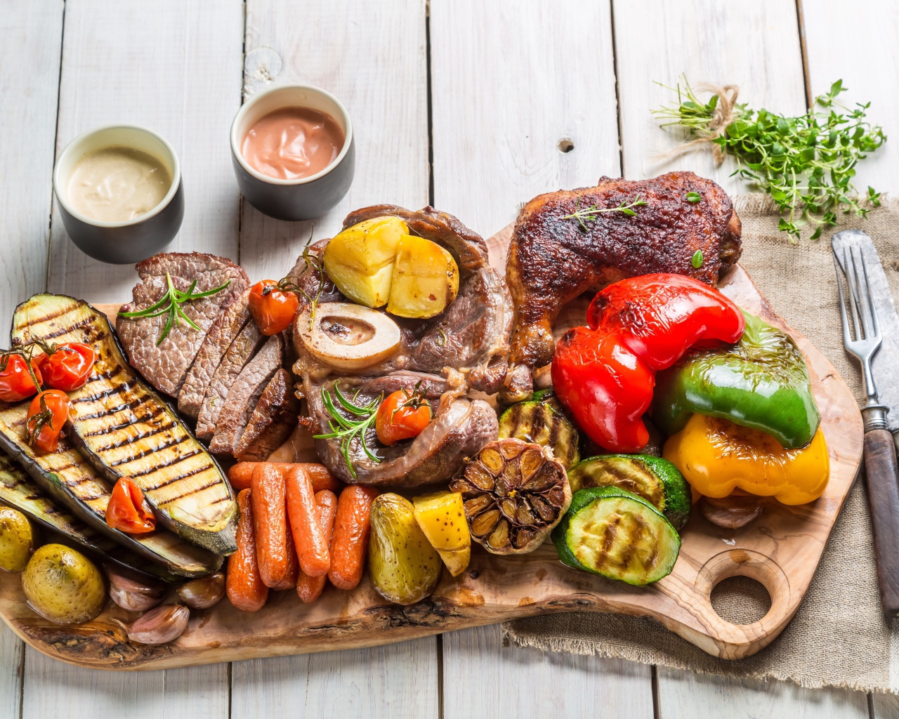 Аппетитное сочное запеченное мясо с овощами