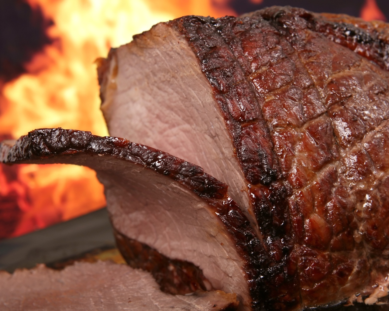 Аппетитный сочный запеченный кусок мяса