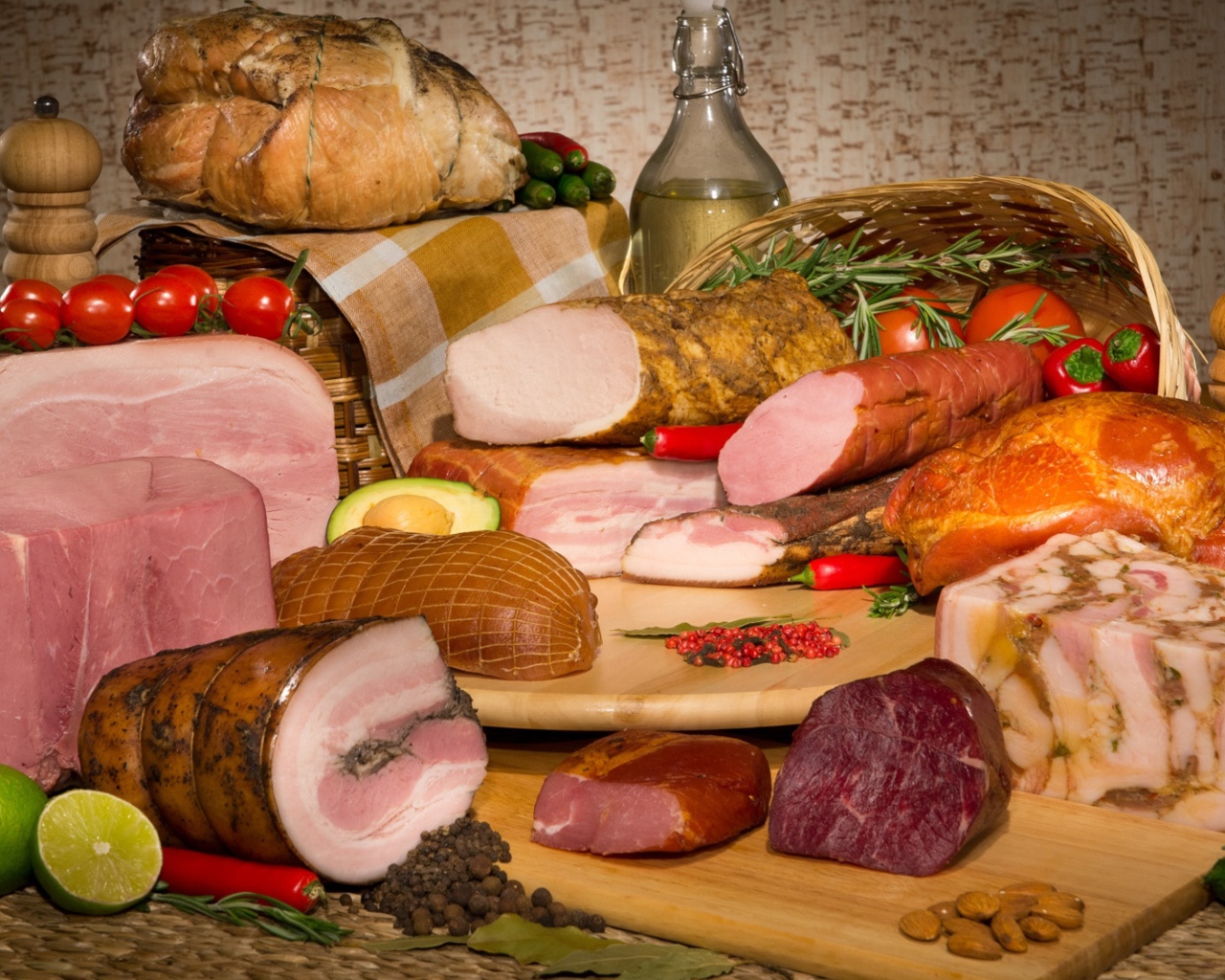 Аппетитные мясные продукты на столе 