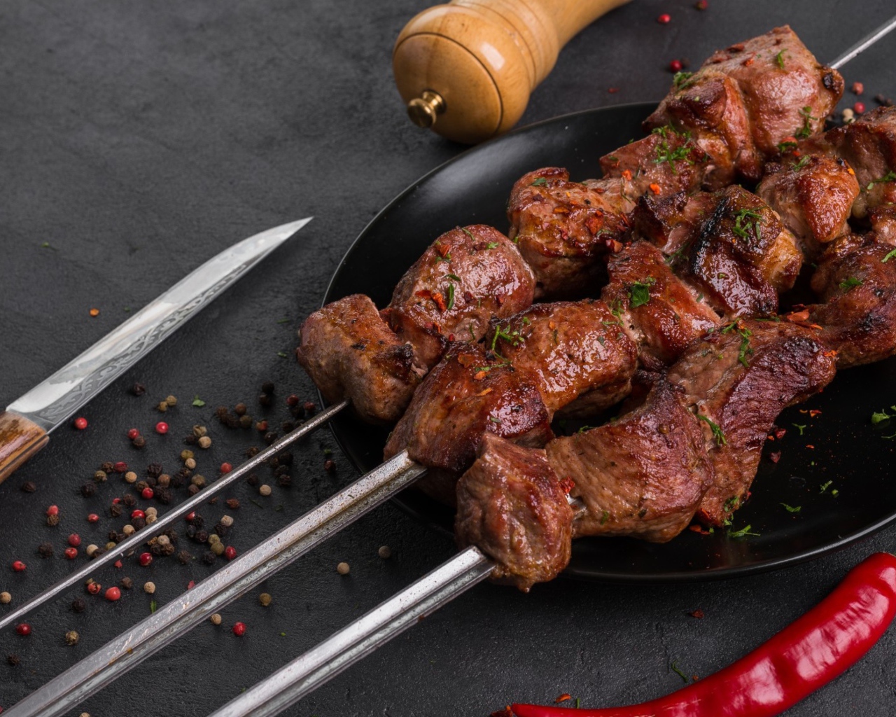 Аппетитный мясной шашлык на столе с перцем 
