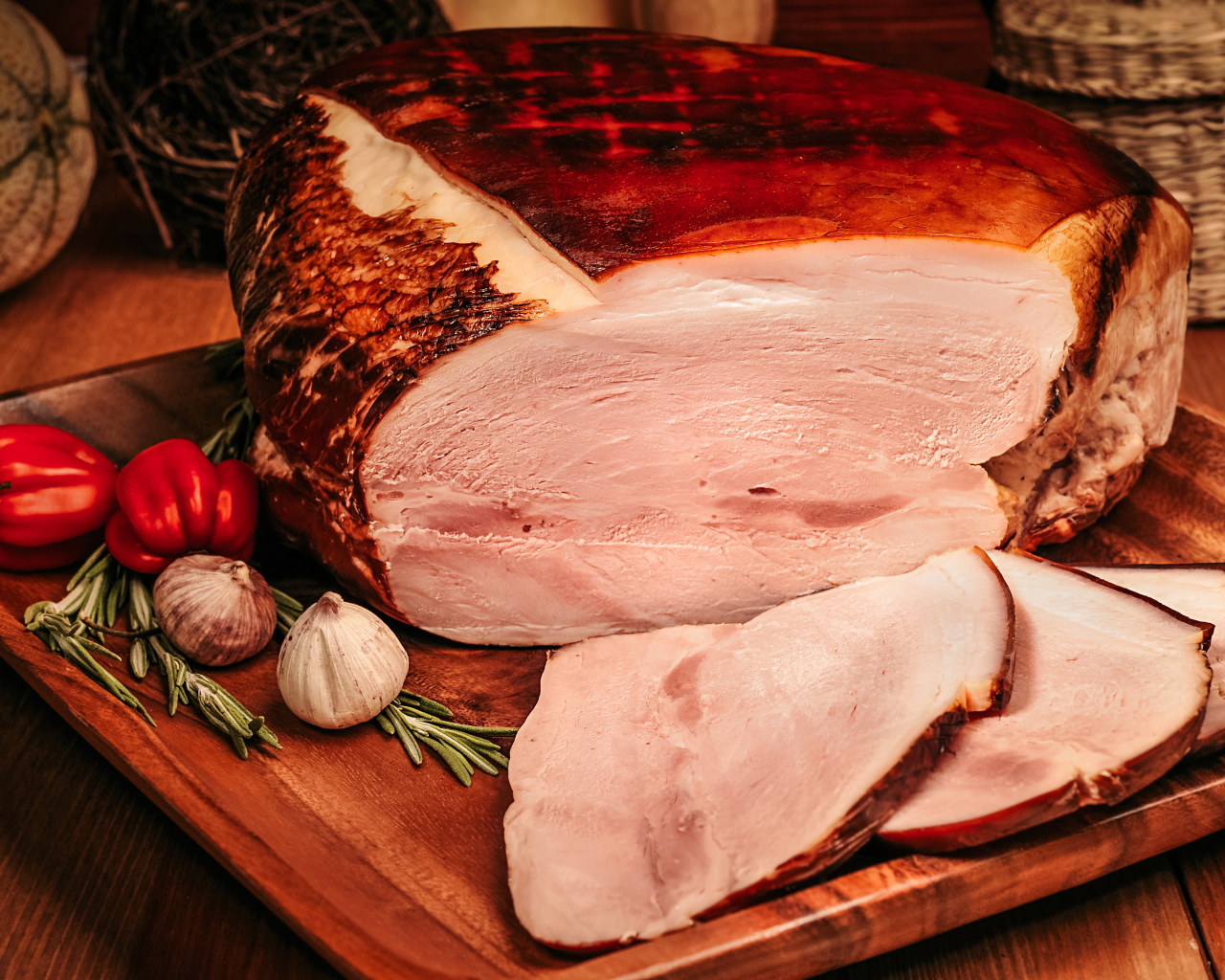 Аппетитный кусок ветчины с перцем и чесноком на доске