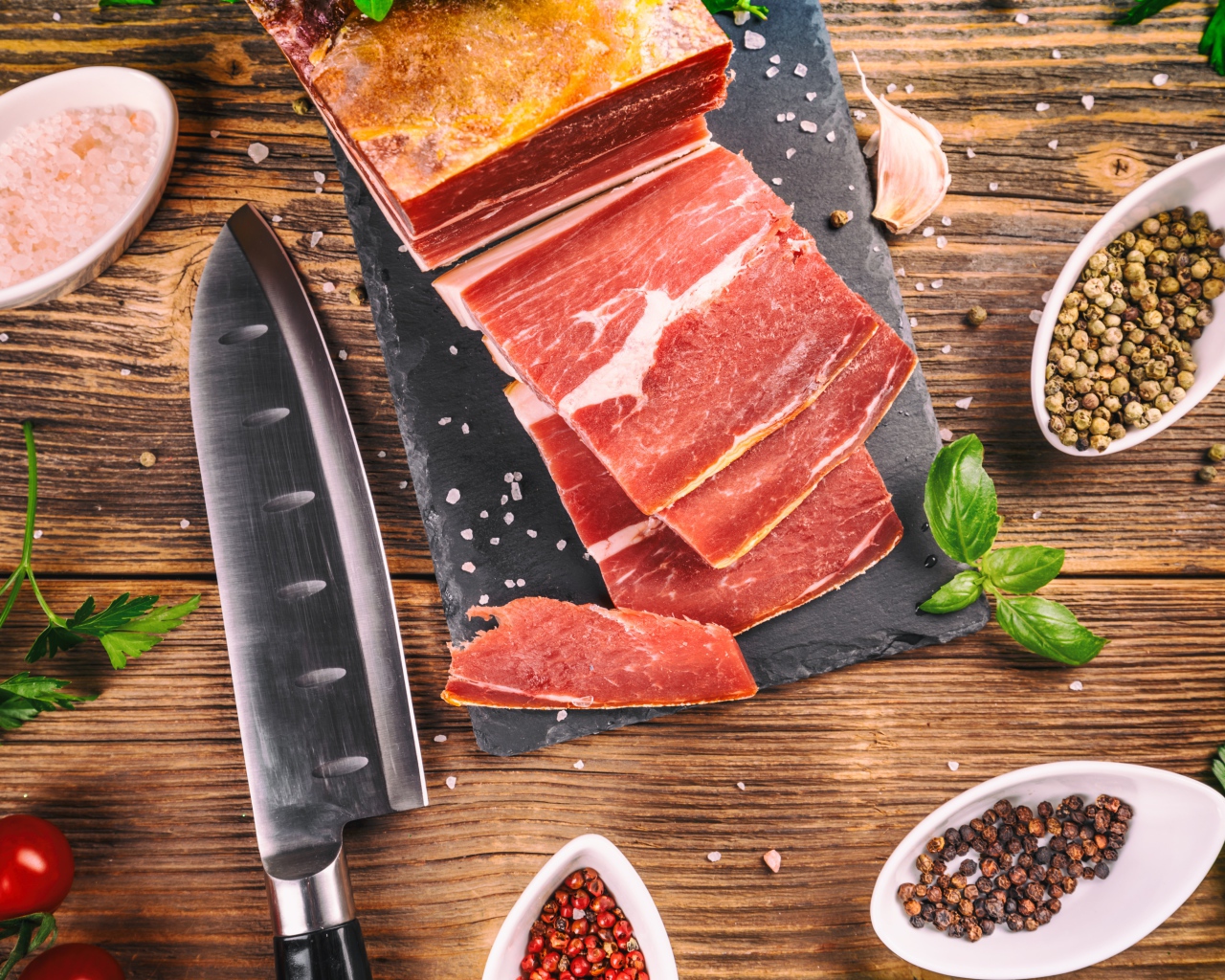 Аппетитный кусок мяса на столе со специями