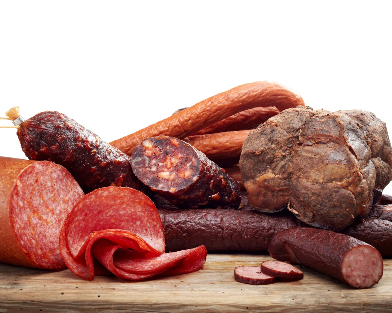 Аппетитная колбаса и мясо на белом фоне