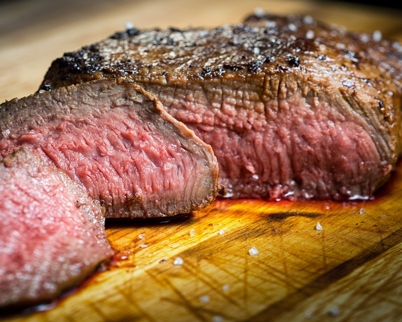 Аппетитный нарезанный кусок мяса на разделочной доске